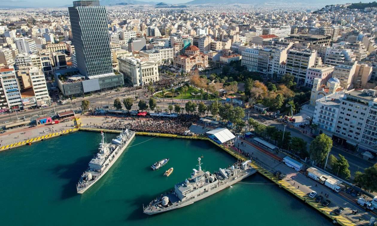 Θεοφάνεια στον Πειραιά: H λαμπρή παρουσία του Πολεμικού Ναυτικού στον Αγιασμό των υδάτων