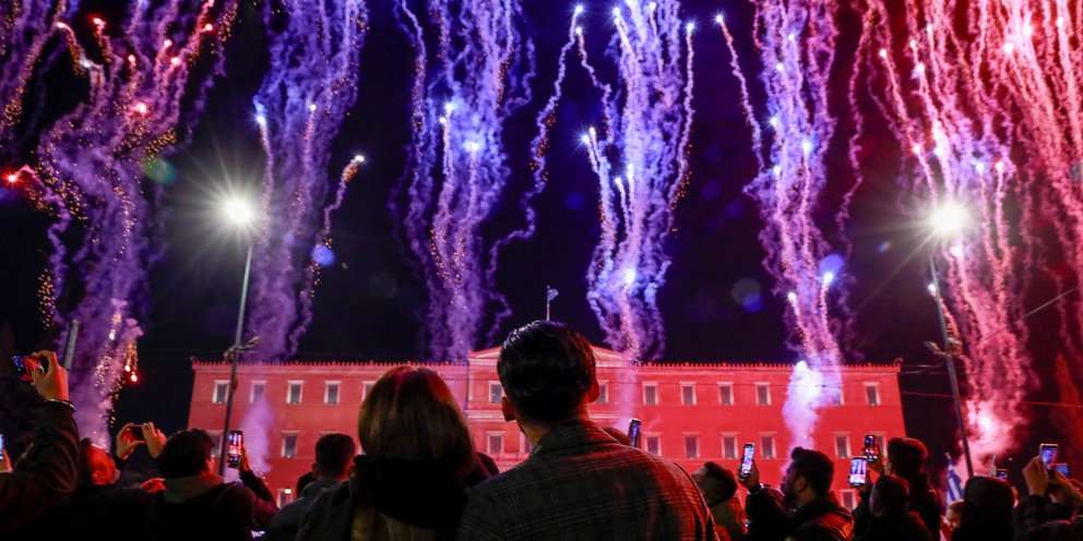 Πρωτοχρονιά στην Αθήνα: Εντυπωσιακές εικόνες με τα αθόρυβα πυροτεχνήματα και τις γιορτινές εκδηλώσεις