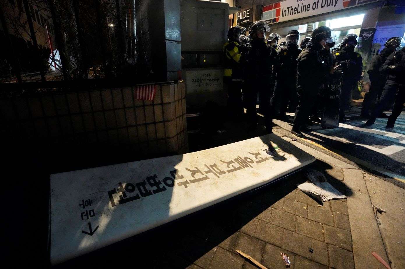 Ν.Κορέα: Χάος με υποστηρικτές του έκπτωτου προέδρου να εισβάλουν στο δικαστικό μέγαρο της Σεούλ