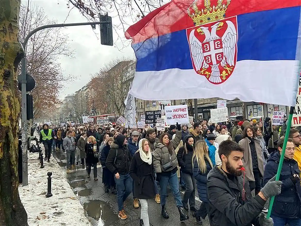 Σερβία: Δεκάδες χιλιάδες φοιτητές και πολίτες κρατούν αποκλεισμένη την πόλη του Κραγκούγεβατς