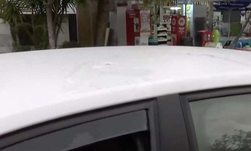 Άνω Λιόσια: Αδέσποτη σφαίρα καρφώθηκε σε οροφή αυτοκινήτου