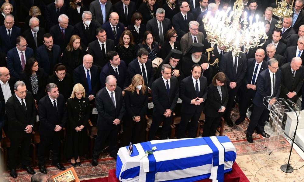 Κώστας Σημίτης – Λιποθύμησε η βουλευτής του ΠΑΣΟΚ, Κατερίνα Σπυριδάκη στην κηδεία του