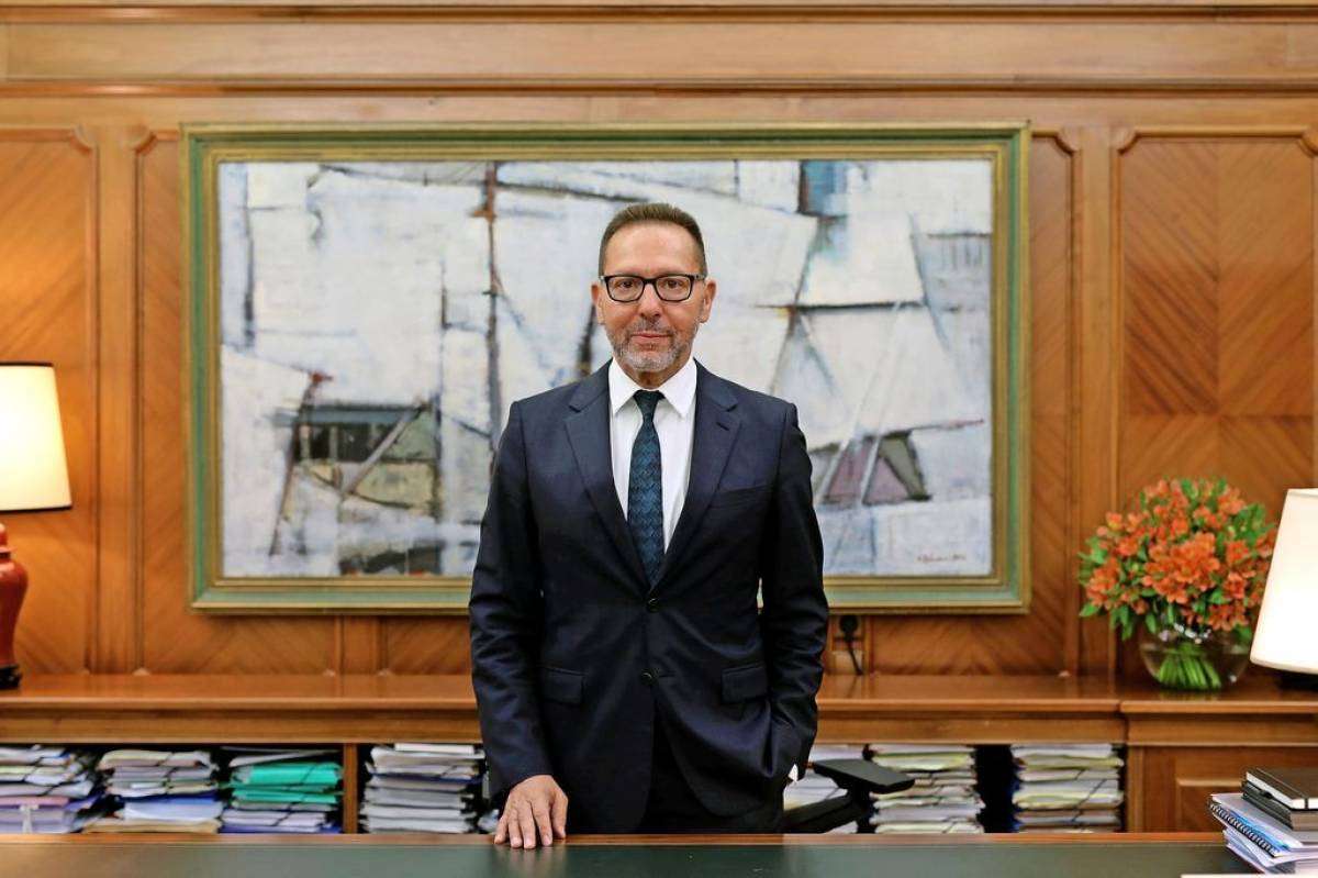 O Γ.Στουρνάρας χρησιμοποιεί τα μέσα της ΤτΕ για να προβάλει τις συνεντεύξεις του