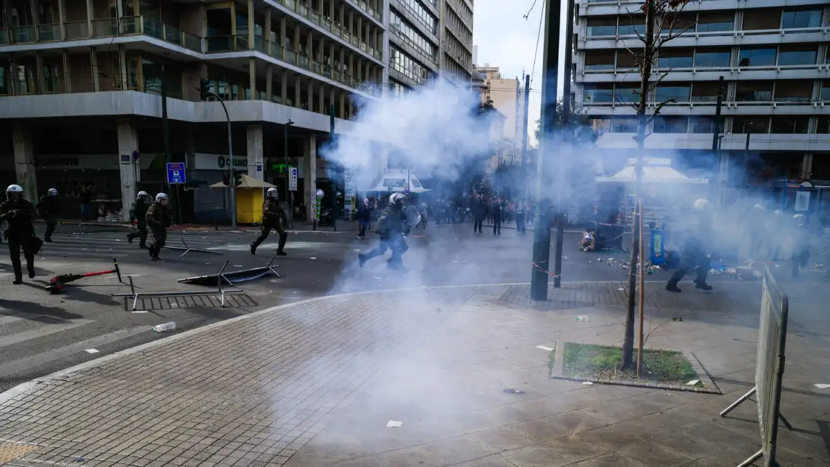 Σύνταγμα: Επεισόδια με μολότοφ και δακρυγόνα μετά τη συγκέντρωση διαμαρτυρίας για τα Τέμπη