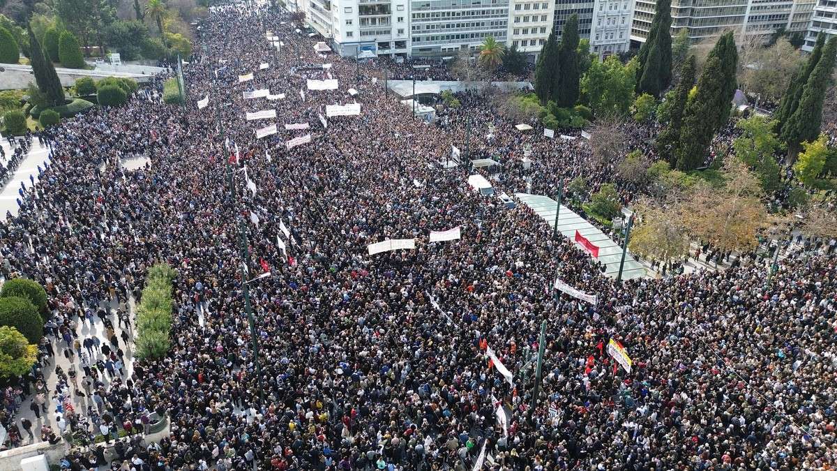 Τέμπη: «Ελάχιστο φως στα γεγονότα και σε τυχόν ευθύνες» – Τι γράφει ο γερμανικός Τύπος για τα συλλαλητήρια
