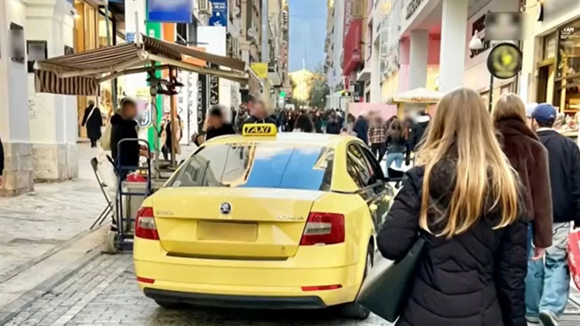 Ταξί μπερδεύτηκε και «εισέβαλε» στην Ερμού