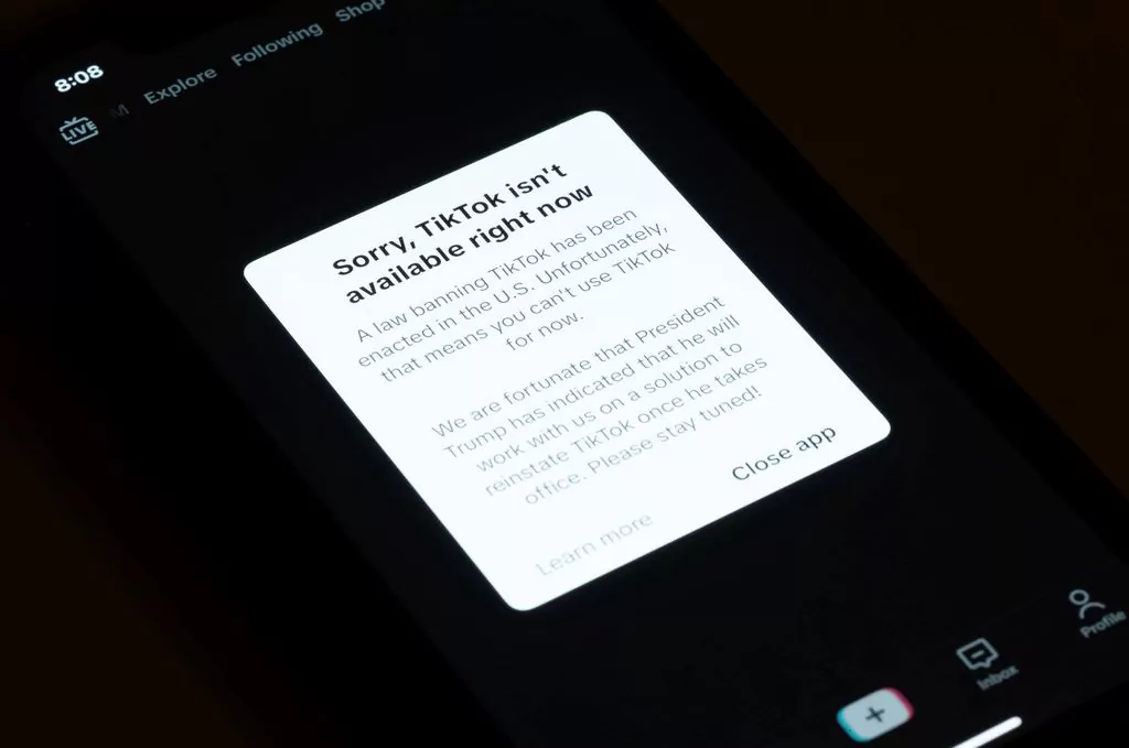 Το TikTok σβήνει στις ΗΠΑ καθώς τίθεται σε ισχύ η απαγόρευση