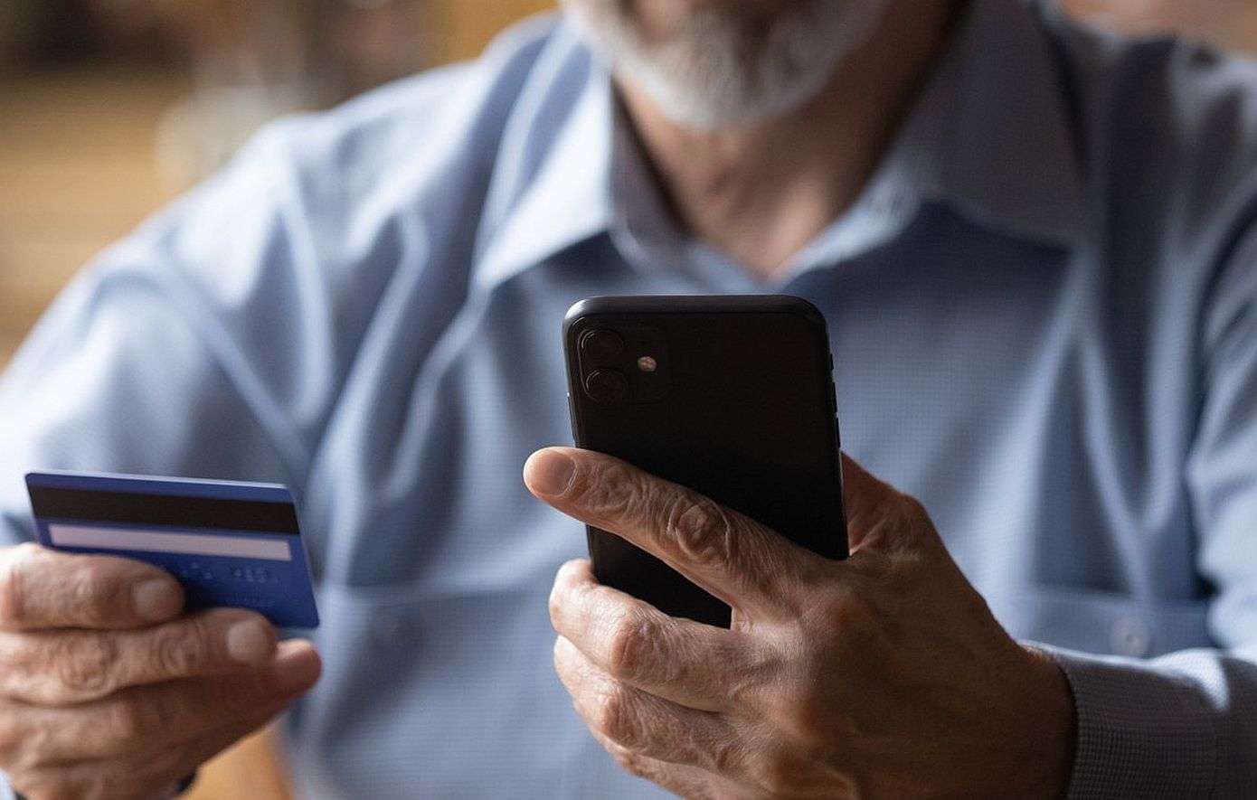 Αδίστακτοι απατεώνες «ξεζούμισαν» ηλικιωμένο στην Πάτρα