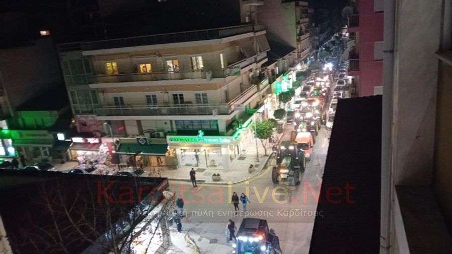 Kαρδίτσα: Οι αγρότες βγήκαν με τα τρακτέρ στο κέντρο της πόλης