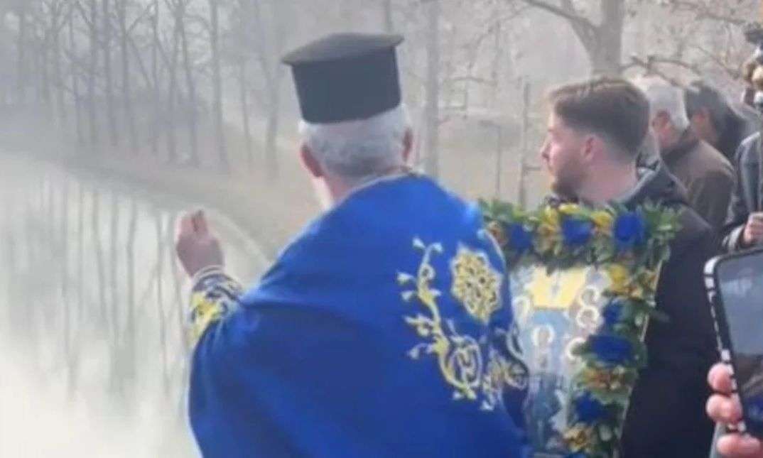 Θεοφάνεια στα Τρίκαλα: Ιερέας πέταξε τον Σταυρό στο κεφάλι πιστού αντί για το ποτάμι