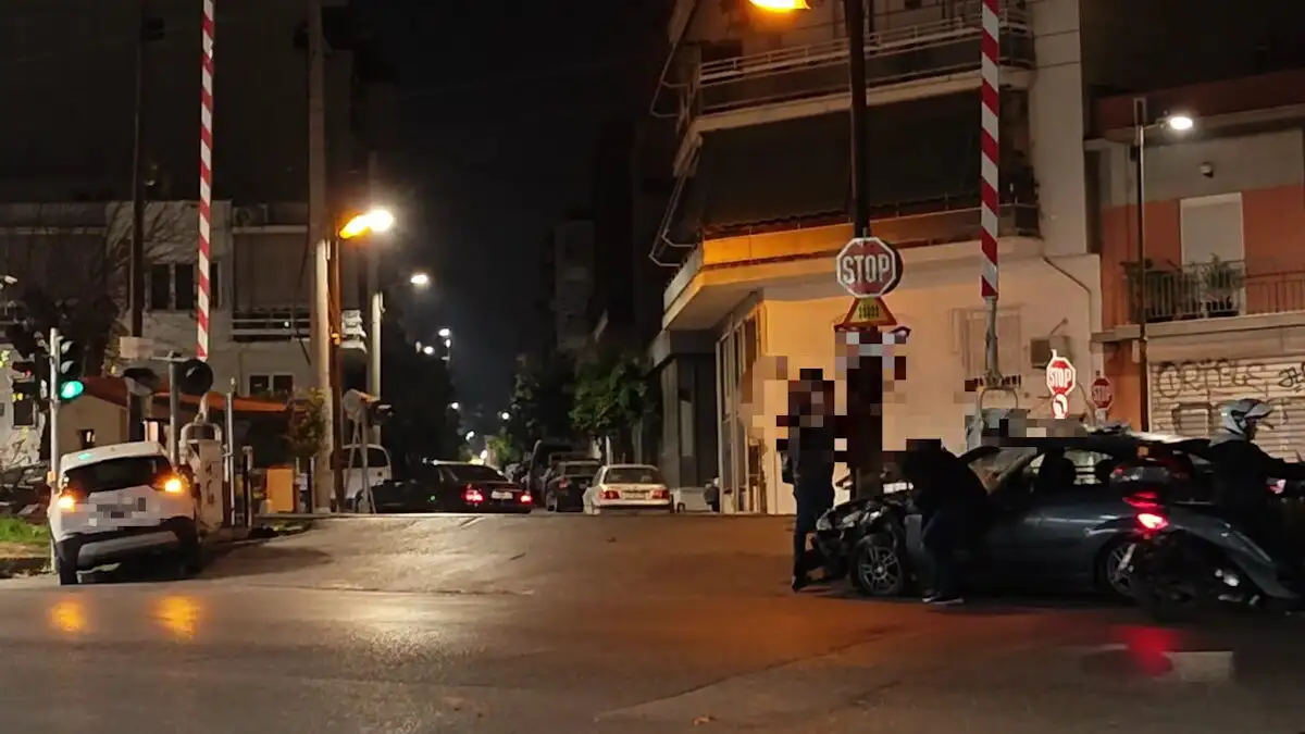 Κεραμεικός: Σφοδρό τροχαίο δύο αυτοκινήτων στις σιδηροδρομικές γραμμές