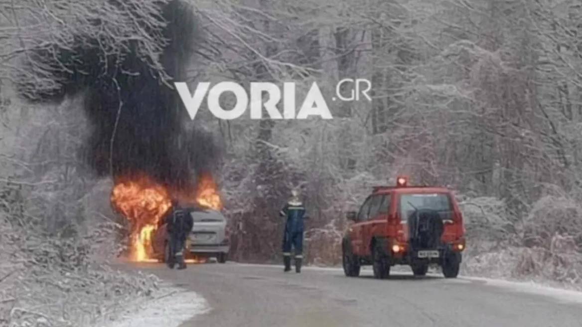 Ημαθία: Διακόπηκε η κυκλοφορία στον δρόμο για το χιονοδρομικό κέντρο 3-5 Πηγάδια – Αυτοκίνητο τυλίχθηκε στις φλόγες