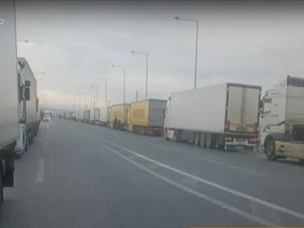 Άνοιξε μετά από 32 ώρες το Δερβένι για τις νταλίκες