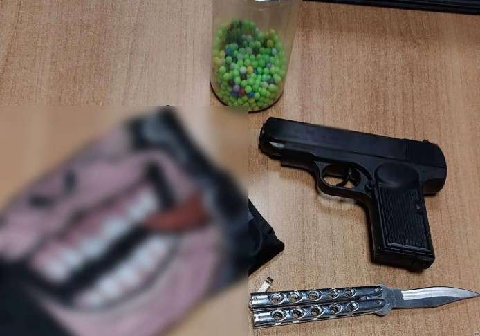 Χειροπέδες σε 14χρονο που κυκλοφορούσε με μαχαίρι πεταλούδα και αεροβόλο πιστόλι στο Μαρούσι