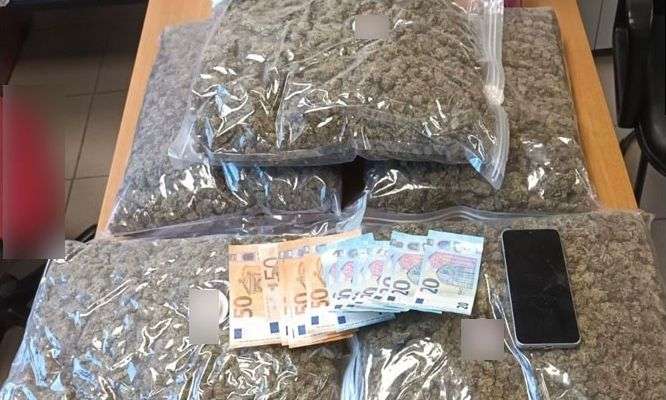 Συνελήφθη στα ΚΤΕΛ του Βόλου με 5 κιλά χασίς στις αποσκευές