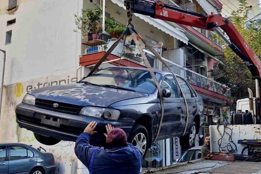 Θεσσαλονίκη: Απομάκρυναν δεκάδες εγκαταλελειμμένα Ι.Χ. και δίκυκλα από τους δρόμους της πόλης