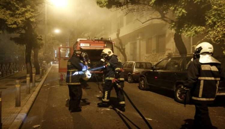Εξάρχεια: Εμπρηστική επίθεση σε σταθμευμένο Tesla