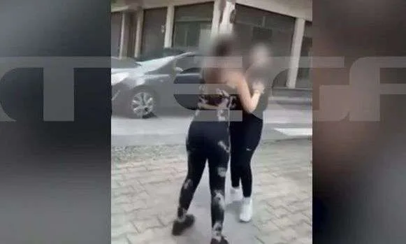 Σοκαρισμένοι οι γονείς της 13χρονης που έπεσε θύμα ξυλοδαρμού από 14χρονη- “Το κορίτσι ανήκει σε συμμορία”