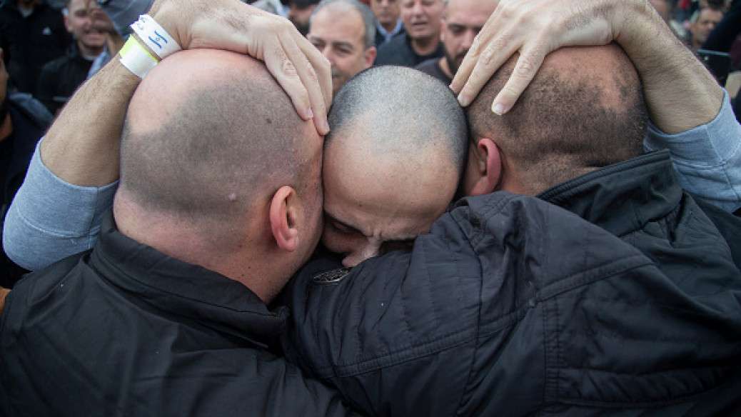 Απελευθερωμένοι Παλαιστίνιοι κρατούμενοι παρουσιάζουν σημάδια βασανιστηρίων και πείνας