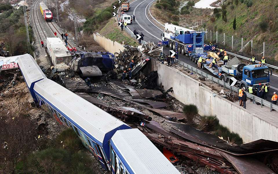 Τέμπη: Πώς χιλιάδες αρχεία και πειστήρια έμειναν εκτός δικογραφίας σύμφωνα με τους συγγενείς θυμάτων
