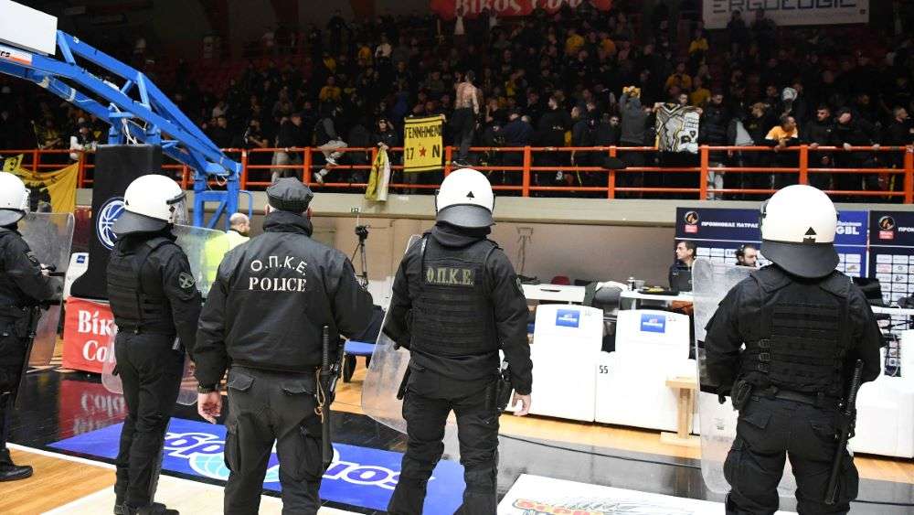 Πάτρα: Ταυτοποιήθηκε το άτομο που επιτέθηκε σε αστυνομικό σε αγώνα μπάσκετ προκαλώντας την πτώση του από ύψος και τον βαρύ τραυματισμό του