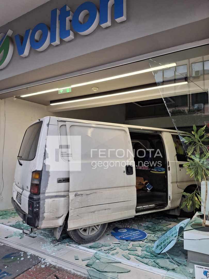 Βόλος: Οδηγός έπαθε ανακοπή και έπεσε με το αυτοκίνητο πάνω σε κατάστημα