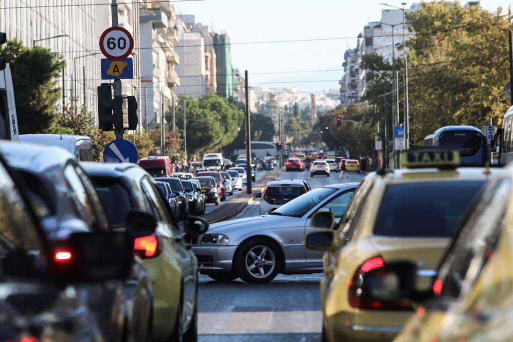 Τροχαίο στη Λ. Συγγρού – Ένας τραυματίας από σύγκρουση φορτηγού με δίκυκλο, δυσχέρεια στην κυκλοφορία των οχημάτων