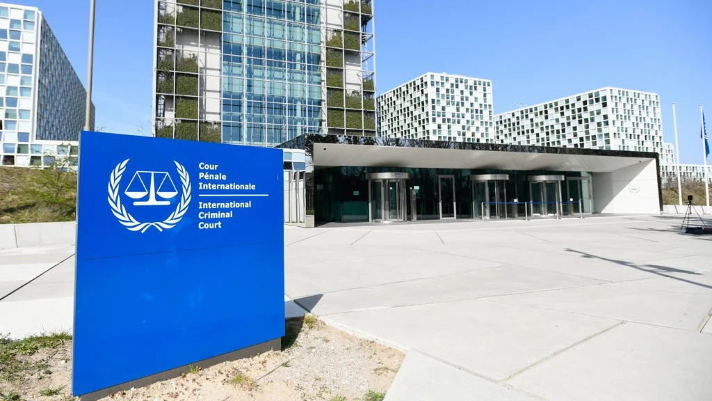 Ο Τραμπ «απειλεί» το διεθνές κράτος δικαίου: Δεκάδες έθνη καταδικάζουν τις αμερικανικές κυρώσεις στο Διεθνές Ποινικό Δικαστήριο