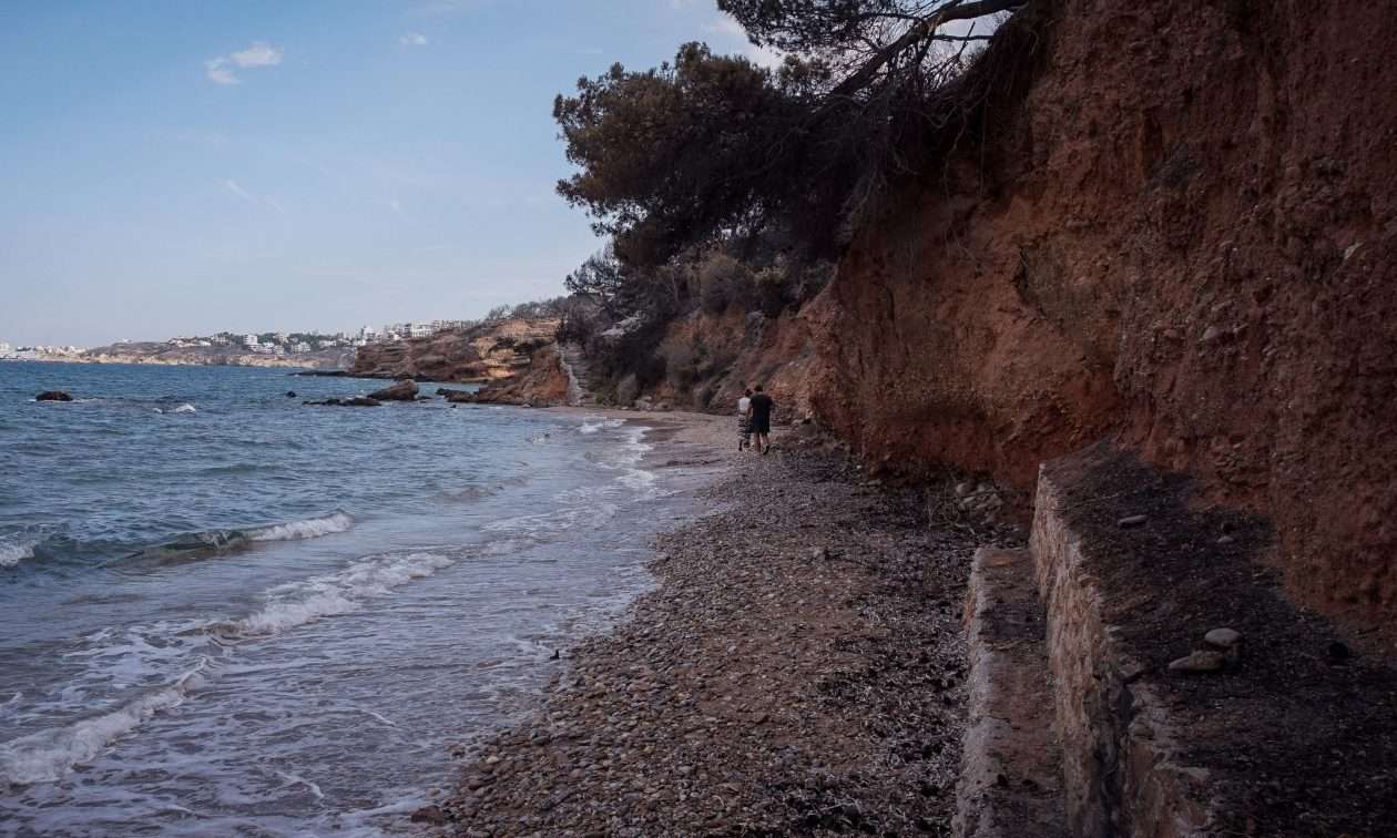 Σαντορίνη: Έκλεισε η Κόκκινη Παραλία – Έπεσαν κομμάτια βράχων λόγω των ισχυρών δονήσεων
