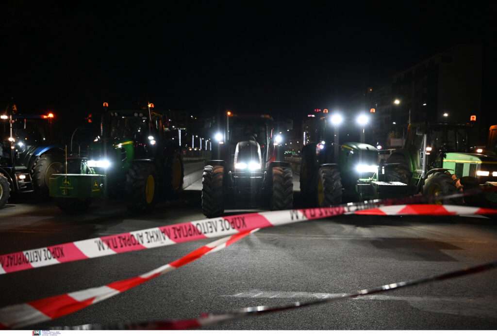 Ηράκλειο: Αγρότες οδηγούν τα τρακτέρ στην Αποκεντρωμένη Διοίκηση και δηλώνουν παραμονή όλη τη νύχτα