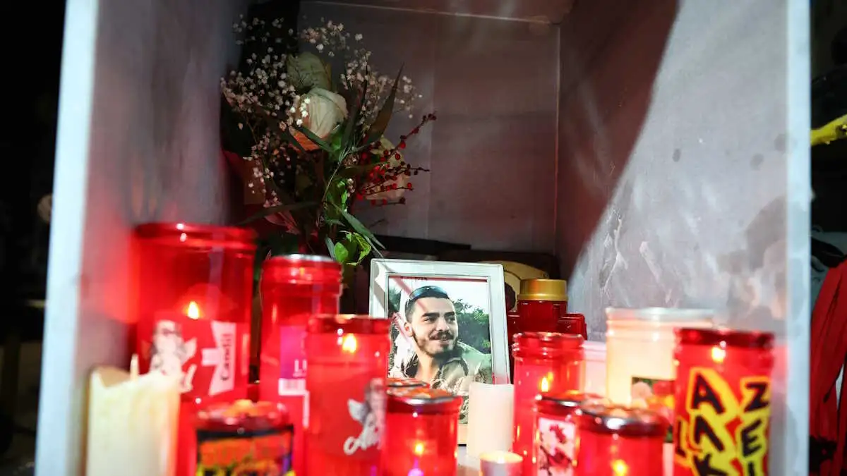 Δολοφονία Άλκη Καμπανού: 19 κεριά όσα και τα χρόνια του άναψαν στο σημείο όπου δολοφονήθηκε το 2022