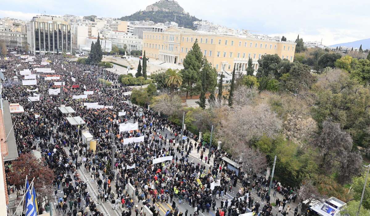 Σύνταγμα: Επιθέσεις κουκουλοφόρων παρακρατικών για να διαλύσουν την μεγάλη συγκέντρωση!