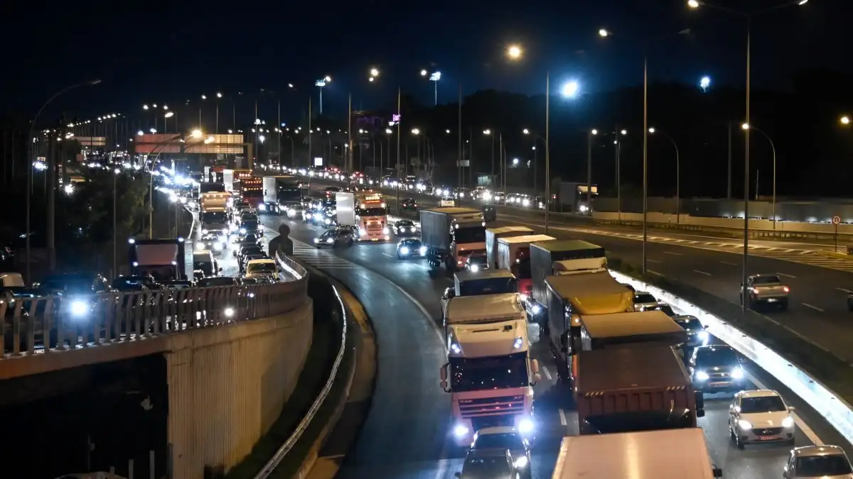 Στο «κόκκινο» η κίνηση στους δρόμους – Νέα καραμπόλα στον Κηφισό