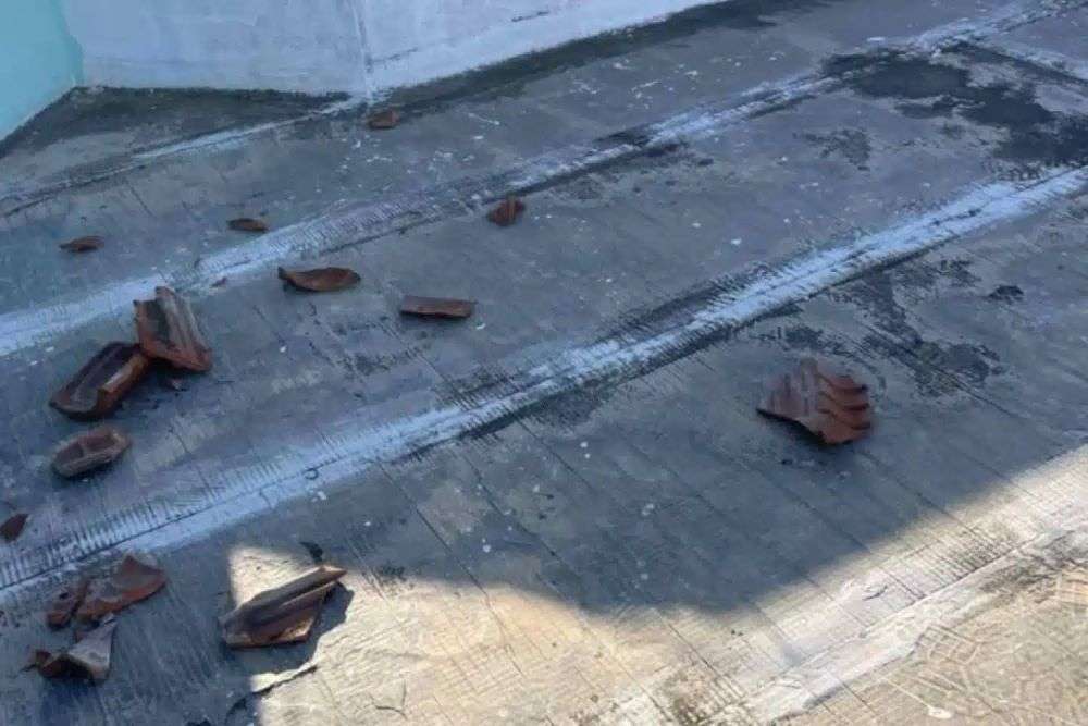 Αναστάτωση στην Κρήτη: Κεραμίδια έπεσαν σε αυλή σχολείου