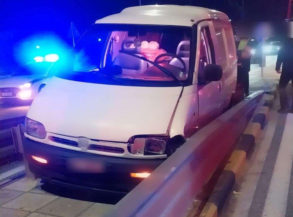 Απίστευτο τροχαίο στη Λάρισα: Βανάκι «σφήνωσε» ανάμεσα σε κιγκλιδώματα νησίδας – Εγκλωβίστηκε ένα άτομο