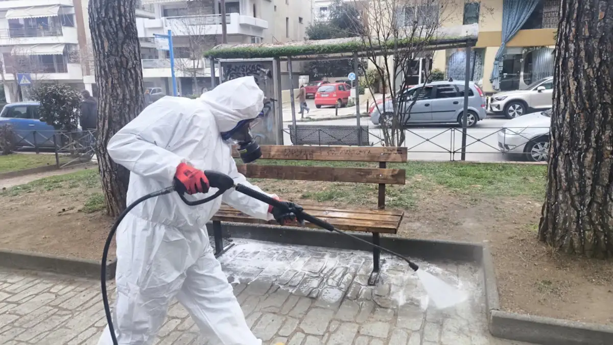 Κτηνωδία στη Θεσσαλονίκη: Άγνωστοι «πέταξαν» νεκρά ζώα και ψάρια σε παιδική χαρά