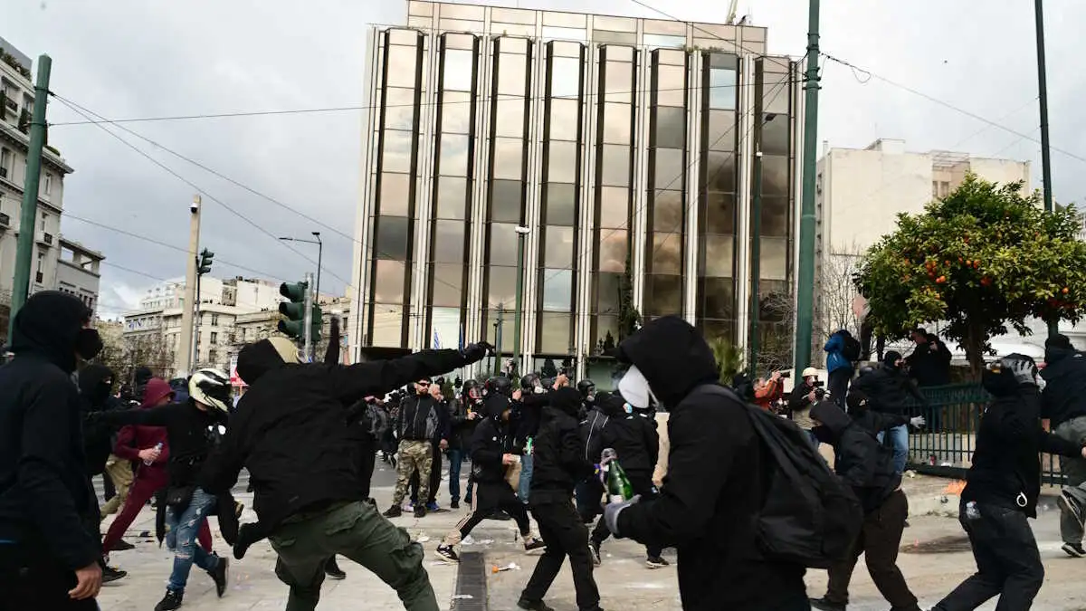 Επεισόδια στο Σύνταγμα: 34 πολίτες στα νοσοκομεία με ελαφρά τραύματα και αναπνευστικά προβλήματα
