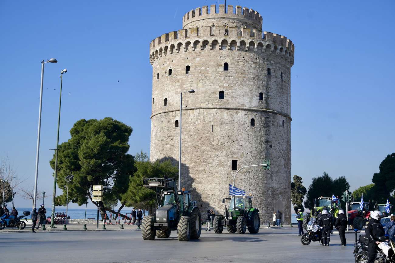 «Απόβαση» των αγροτών με τα τρακτέρ στη Θεσσαλονίκη – «Δεν υποχωρούμε»