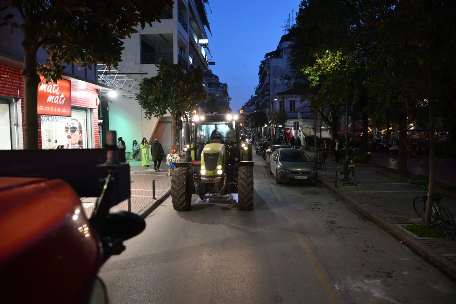 Λάρισα: Συγκέντρωση αγροτών με τρακτέρ έξω από το γραφείο του Υφυπουργού Αγροτικής Ανάπτυξης