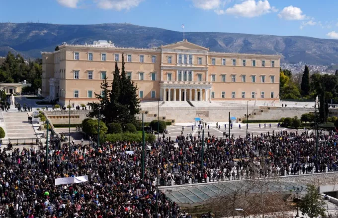 Παραλύει την Παρασκευή η χώρα από τις κινητοποιήσεις για τα Τέμπη – Ποιοι θα απεργήσουν