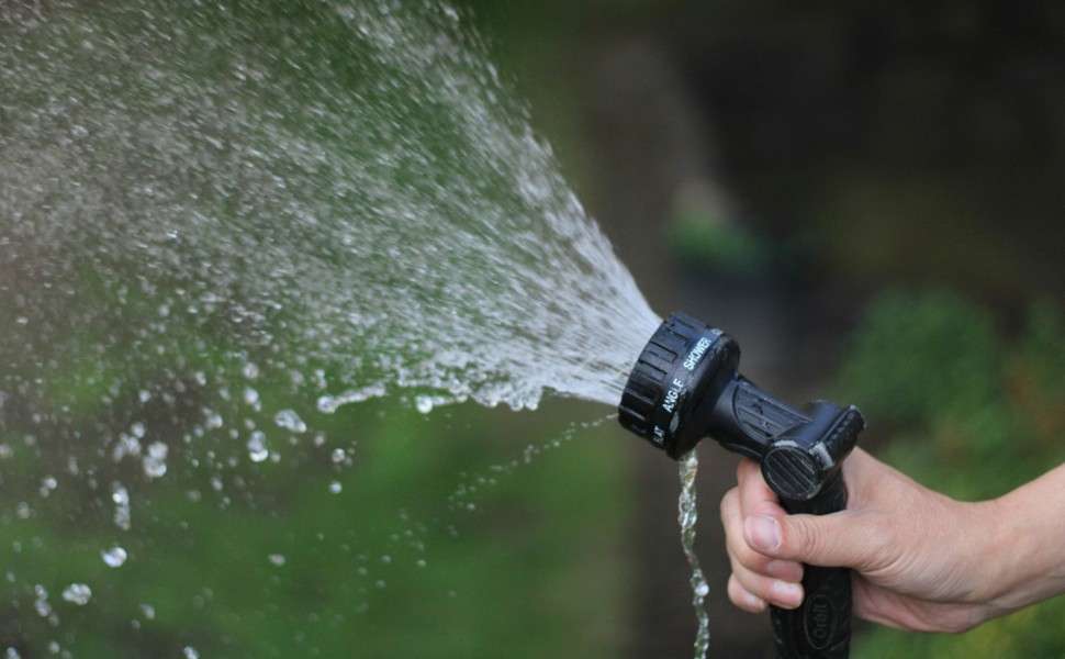 Έβγαινε γυμνός στο μπαλκόνι και έβρεχε με το λάστιχο τους περαστικούς