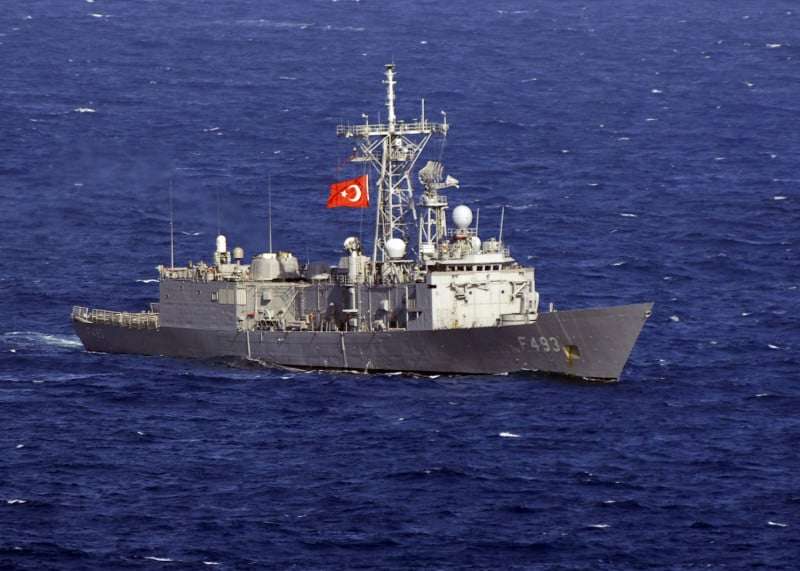 Τουρκική κορβέτα παρενοχλεί ερευνητικά πλοία στην Κρήτη