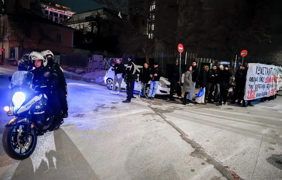 Διαμαρτυρία έξω από το πολιτικό γραφείο του Κώστα Καραμανλή
