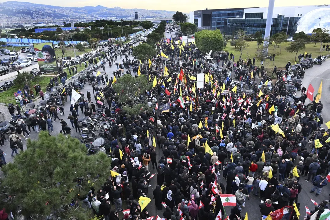 Γυναίκα σκοτώθηκε καθώς οι ισραηλινές δυνάμεις άνοιξαν πυρ κατά των επαναπατριζόμενων στο νότιο Λίβανο πριν από τη λήξη της προθεσμίας κατάπαυσης του πυρός