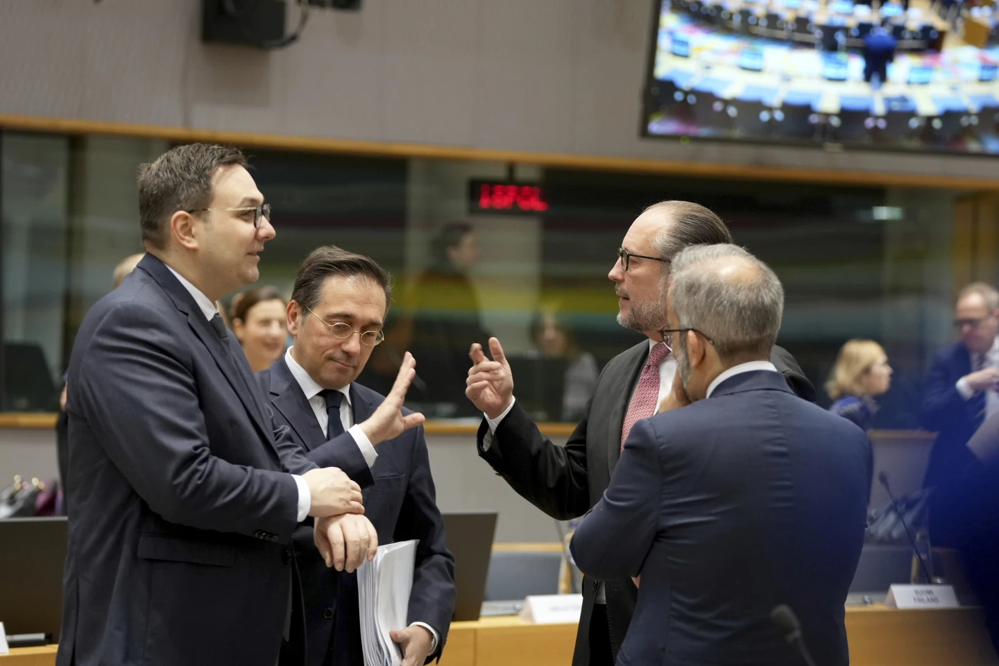 Η ΕΕ αρχίζει να χαλαρώνει τις κυρώσεις της Συρίας για την ενέργεια, τις μεταφορές και τον τραπεζικό τομέα, προκειμένου να βοηθήσει στην αναζωογόνηση της οικονομίας της