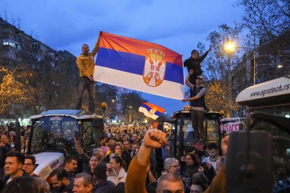 Σέρβοι φοιτητές ηγούνται μαζικού αποκλεισμού γεφυρών