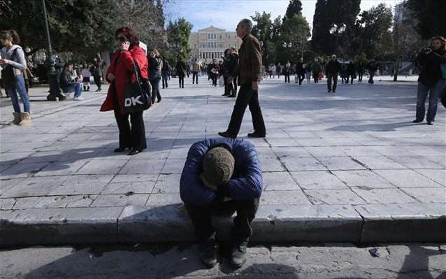 Τι «τρώει» το εισόδημα των ελληνικών νοικοκυριών – Το… βουνό των οφειλών