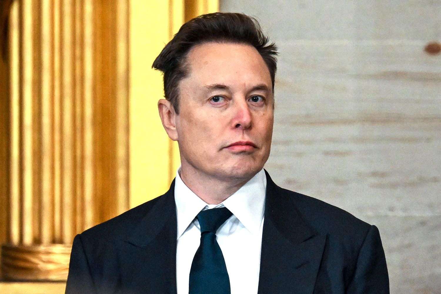Tesla: Μετοχές αξίας ενός δισεκατομμυρίου δολαρίων αγόρασε ο Μασκ