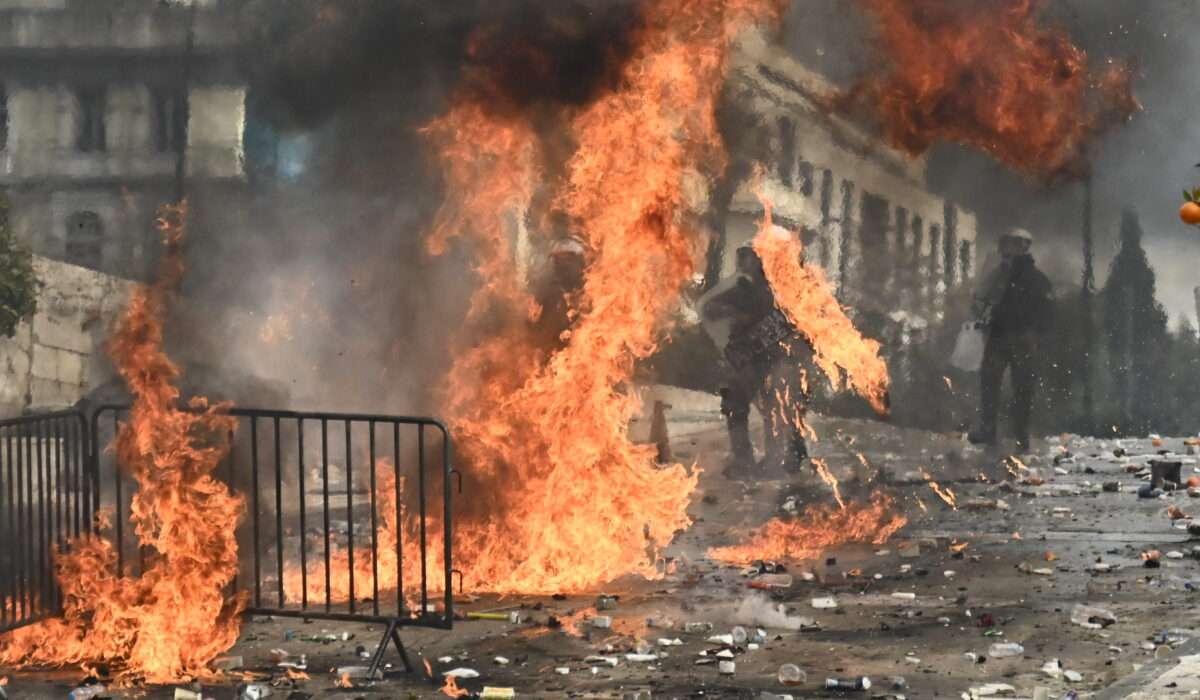 Πώς ξεκίνησαν τα επεισόδια στο Σύνταγμα – Τι απαντά η ΕΛΑΣ