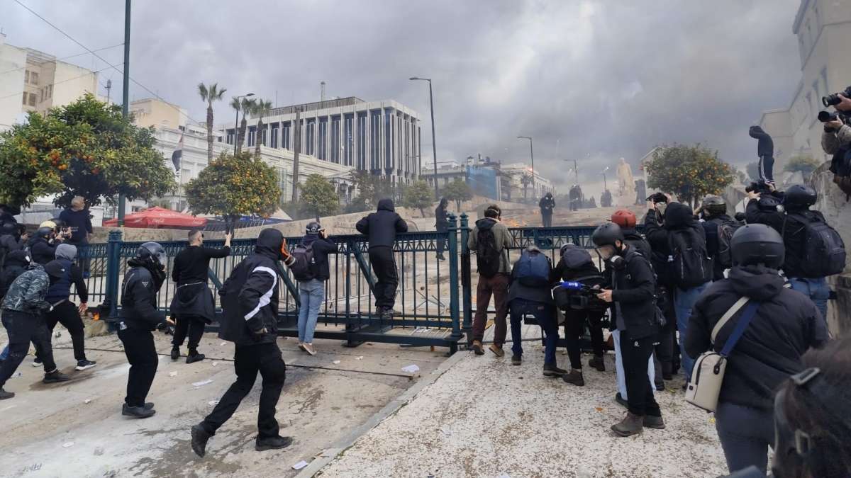 Επεισόδια με μολότοφ και πέτρες στο συλλαλητήριο στο Σύνταγμα – ΑΠΟΚΛΕΙΣΤΙΚΑ ΒΙΝΤΕΟ
